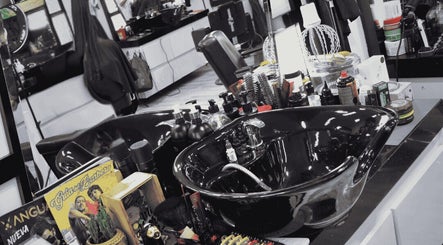 Lavacabezas y productos de belleza en Eleganza Studio, Pereira, Risaralda, CO.