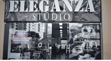 Entrada principal de Eleganza Studio en Pereira, Risaralda, CO. Fachada moderna y atractiva.