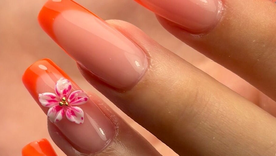 Декорация на нокти с оранжев френч и цвете в Ddbeautybynails, Пловдив, Пловдив, BG.
