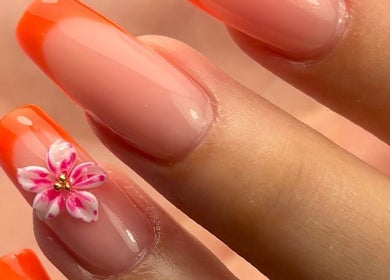 Декорация на нокти с оранжев френч и цвете в Ddbeautybynails, Пловдив, Пловдив, BG.