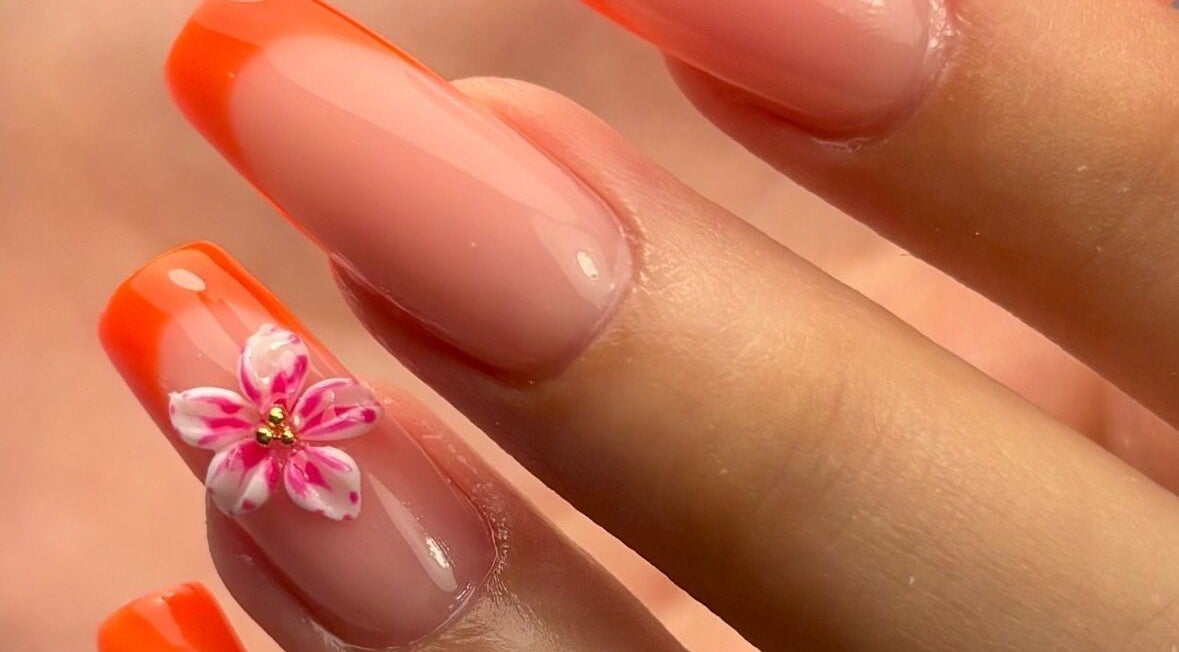 Декорация на нокти с оранжев френч и цвете в Ddbeautybynails, Пловдив, Пловдив, BG.