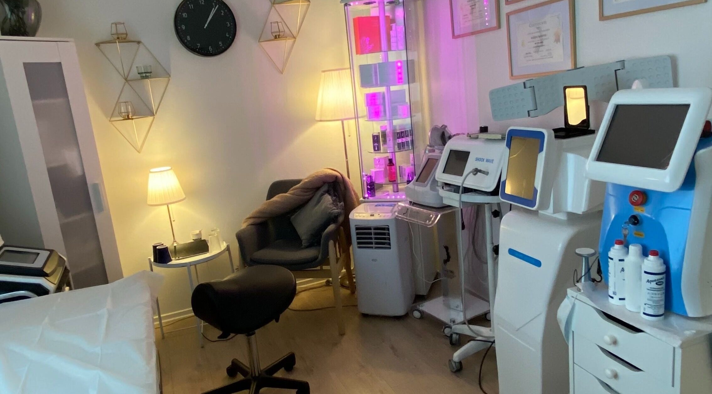 Modern salong på Leah Beauty, Göteborg, Västra Götalands Län, SE. Stilren design med avancerad utrustning.