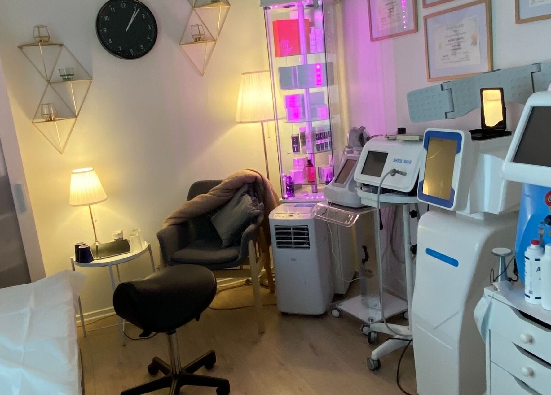 Interiör av Leah Beauty i Göteborg, Västra Götalands Län, SE med modern skönhetsutrustning och stämningsfull belysning.