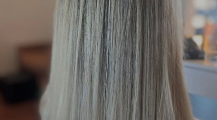Smooth blonde hair styled at Michelli Santana Cabeleireiro e Estética in Lisboa, Lisboa, PT.