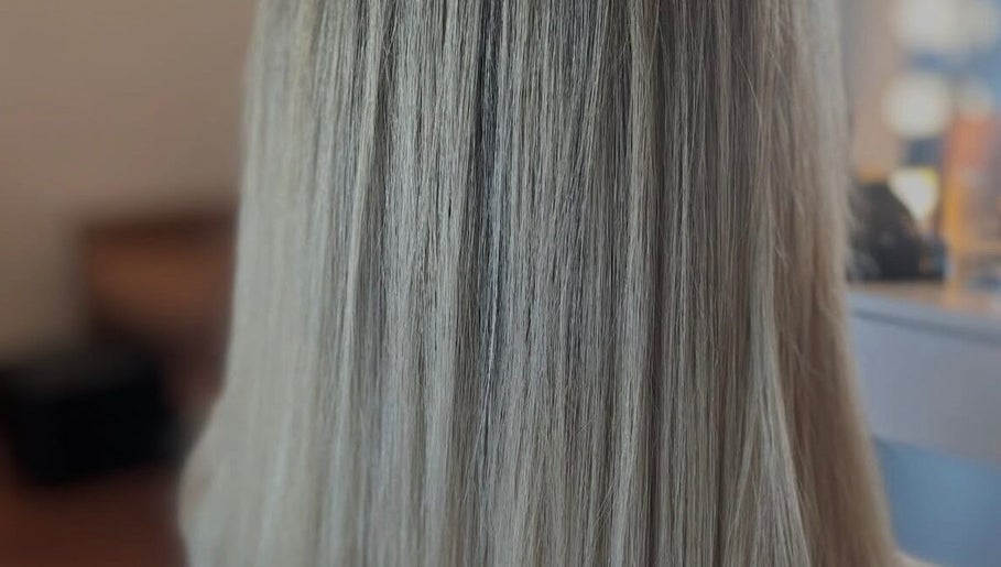 Silky straight blonde hair at Michelli Santana Cabeleireiro e Estética, Lisboa, Lisboa, PT.