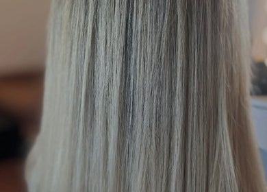 Silky straight blonde hair at Michelli Santana Cabeleireiro e Estética, Lisboa, Lisboa, PT.