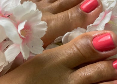 Pink pedicure with flowers at Michelli Santana Cabeleireiro e Estética, Lisboa, Lisboa, PT.