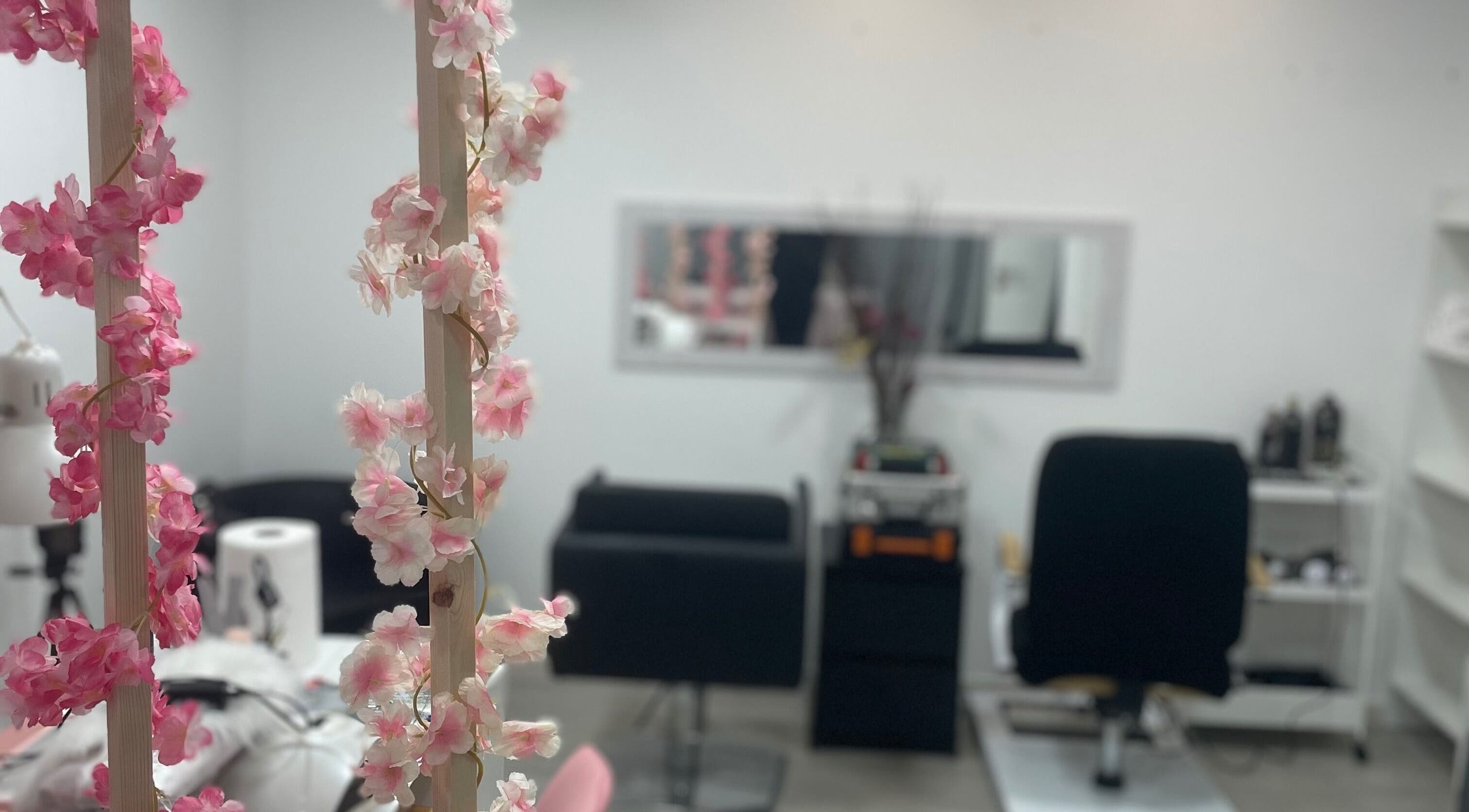 Interior moderno do Michelli Santana Cabeleireiro e Estética em Lisboa, Lisboa, PT com cadeiras elegantes.