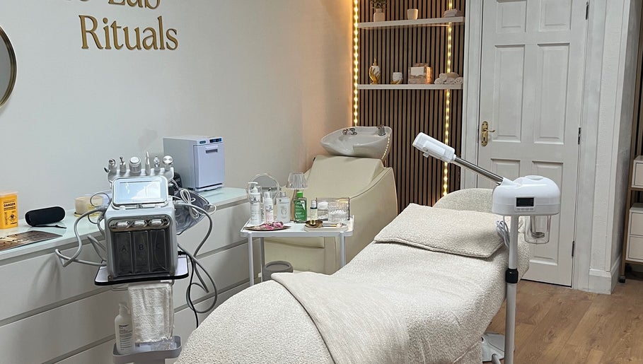 Luxury treatment room at Glö Lab Rituals, Mullingar, County Westmeath, IE offers a tranquil retreat.