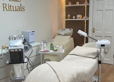 Luxury treatment room at Glö Lab Rituals, Mullingar, County Westmeath, IE offers a tranquil retreat.