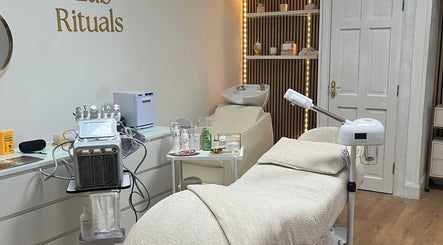 Luxury treatment room at Glö Lab Rituals, Mullingar, County Westmeath, IE offers a tranquil retreat.