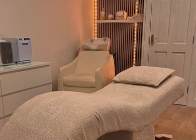 Cozy treatment room at Glö Lab Rituals, Mullingar, County Westmeath, IE with massage table and soft lighting.