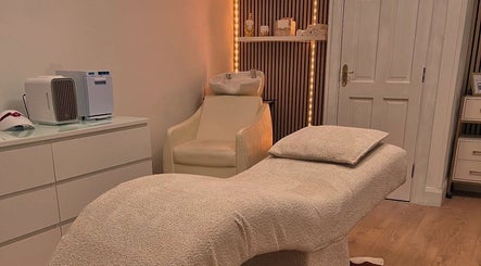 Cozy treatment room at Glö Lab Rituals, Mullingar, County Westmeath, IE with massage table and soft lighting.