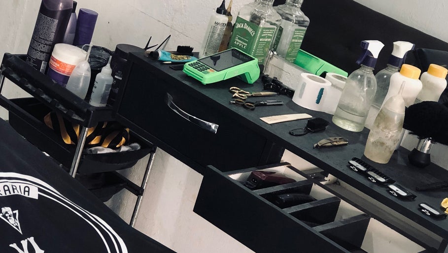Bancada de barbearia na XL BARBEARIA em Ceará, Ceará, BR, com utensílios e produtos de beleza.