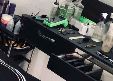 Bancada de barbearia na XL BARBEARIA em Ceará, Ceará, BR, com utensílios e produtos de beleza.