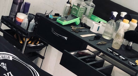 Bancada de barbearia na XL BARBEARIA em Ceará, Ceará, BR, com utensílios e produtos de beleza.
