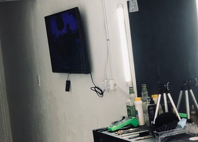 Interior moderno da XL BARBEARIA com espelho e TV, Ceará, Ceará, BR.