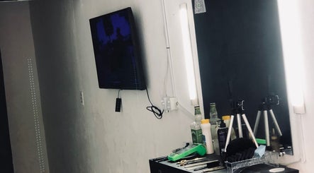 Interior moderno da XL BARBEARIA com espelho e TV, Ceará, Ceará, BR.