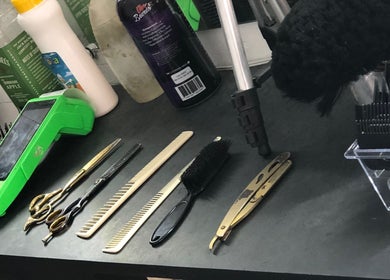 Ferramentas profissionais na XL BARBEARIA, Ceará, Ceará, BR, mostrando pentes, tesouras e lâminas.