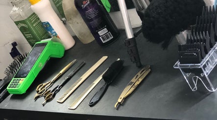 Ferramentas profissionais na XL BARBEARIA, Ceará, Ceará, BR, mostrando pentes, tesouras e lâminas.
