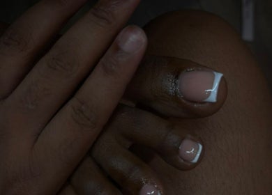 Stylish French manicure et pédicure chez ANNIE NAILS à Pointe-à-pitre, Grande-terre, GP.