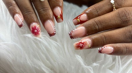 Manucure fleurie chez ANNIE NAILS à Pointe-à-pitre, Grande-terre, GP avec design élégant.