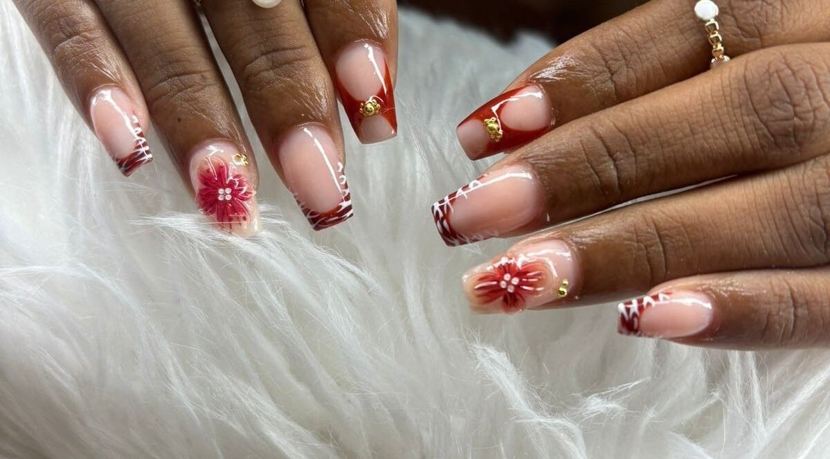 Manucure fleurie chez ANNIE NAILS à Pointe-à-pitre, Grande-terre, GP avec design élégant.