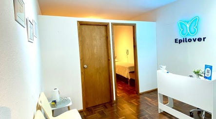 Recepción de Epilover en Montevideo, Departamento De Montevideo, UY. Ambiente acogedor con diseño moderno.
