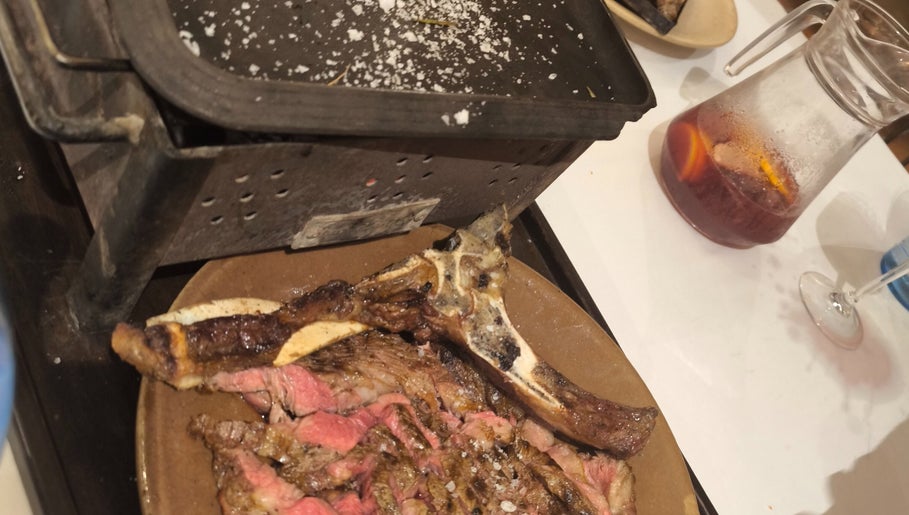 Delicioso asado servido en Barbería Espartano david, Sant Cugat Del Vallès, Catalunya, ES.