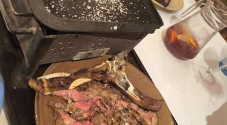 Delicioso asado servido en Barbería Espartano david, Sant Cugat Del Vallès, Catalunya, ES.