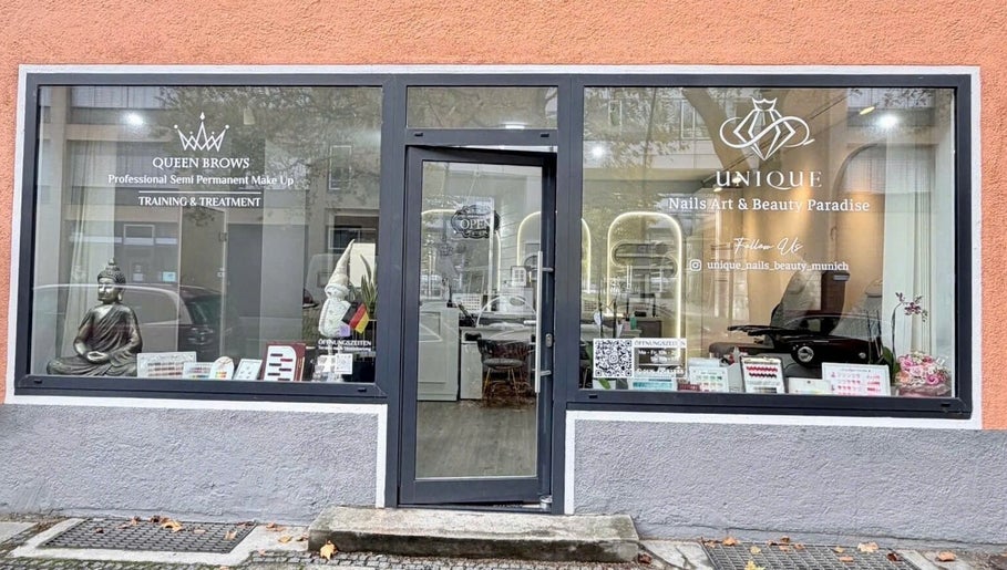 Mặt tiền Unique Nails München tại München, Bayern, DE thể hiện phong cách sang trọng và hiện đại.
