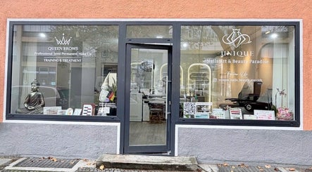 Mặt tiền Unique Nails München tại München, Bayern, DE thể hiện phong cách sang trọng và hiện đại.