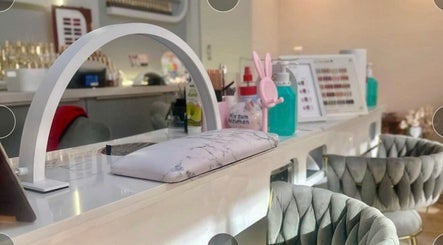 Thiết kế nội thất hiện đại tại Unique Nails München, München, Bayern, DE với bàn ghế sang trọng tạo sự thoải mái.
