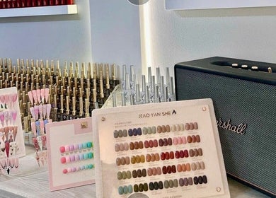 Bảng màu sơn móng đa dạng tại Unique Nails München, München, Bayern, DE, đầy đủ sắc thái tinh tế.
