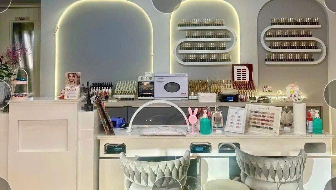Bàn làm móng tại Unique Nails München, München, Bayern, DE, với ánh sáng dịu màu và dụng cụ chất lượng.