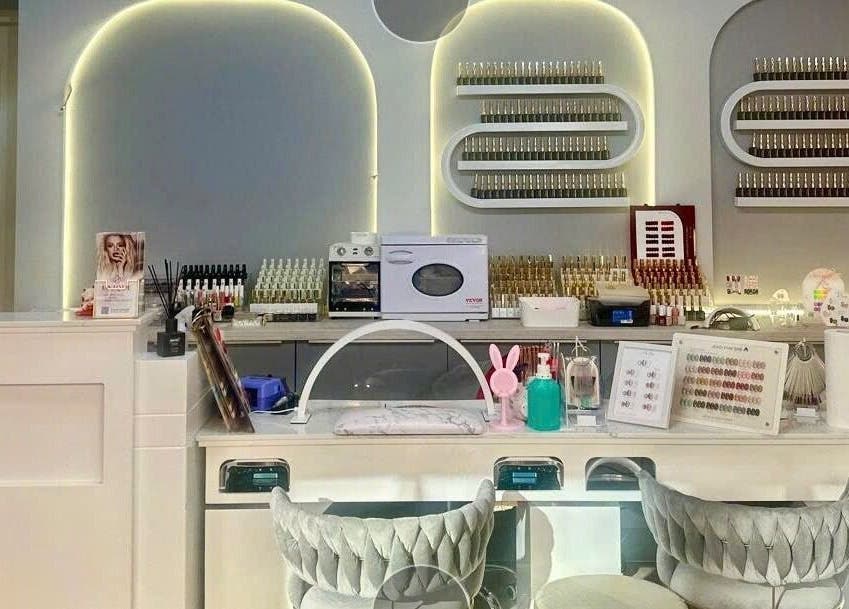 Bàn làm móng tại Unique Nails München, München, Bayern, DE, với ánh sáng dịu màu và dụng cụ chất lượng.