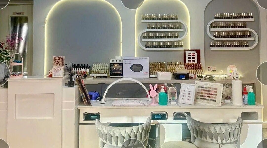 Bàn làm móng tại Unique Nails München, München, Bayern, DE, với ánh sáng dịu màu và dụng cụ chất lượng.