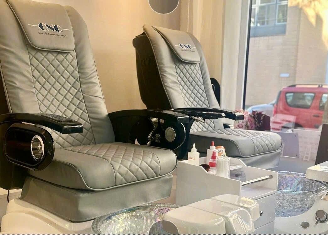 Ghế massage hiện đại tại Unique Nails München, München, Bayern, DE, tạo trải nghiệm thư giãn cho khách.