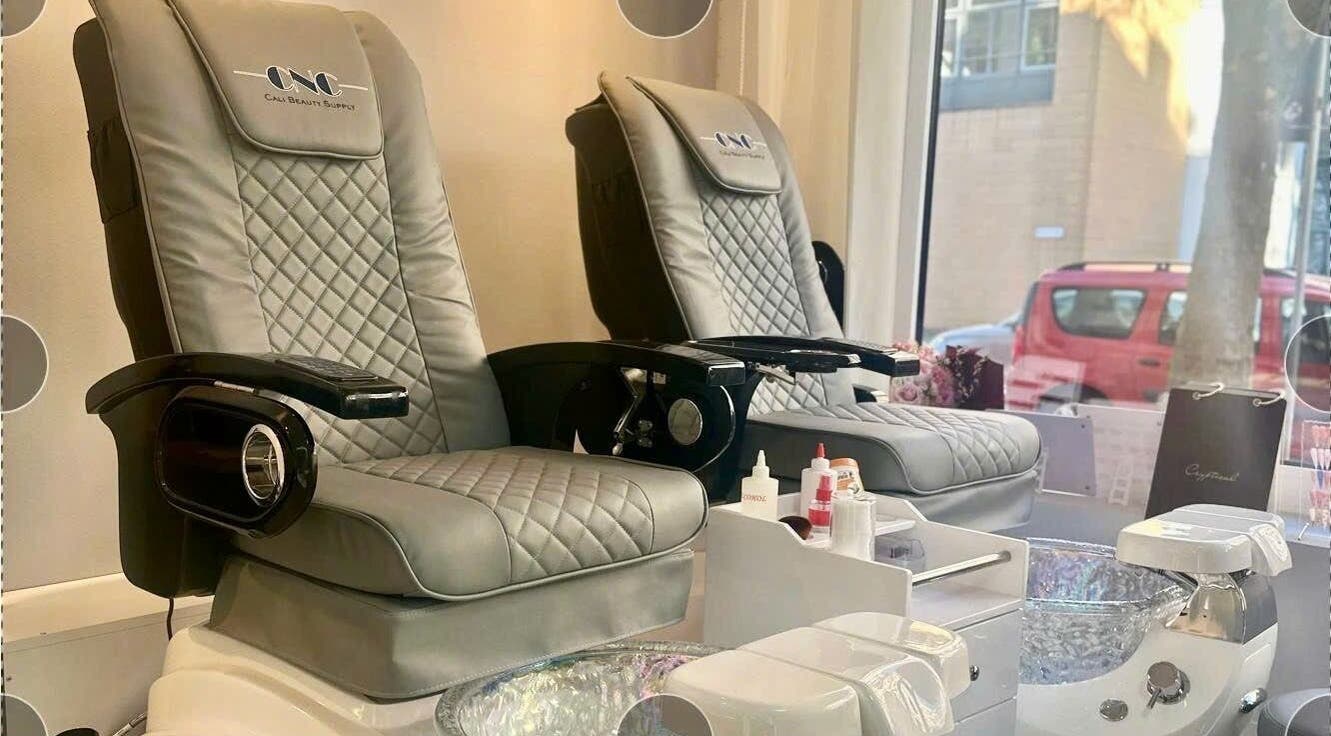 Ghế massage hiện đại tại Unique Nails München, München, Bayern, DE, tạo trải nghiệm thư giãn cho khách.