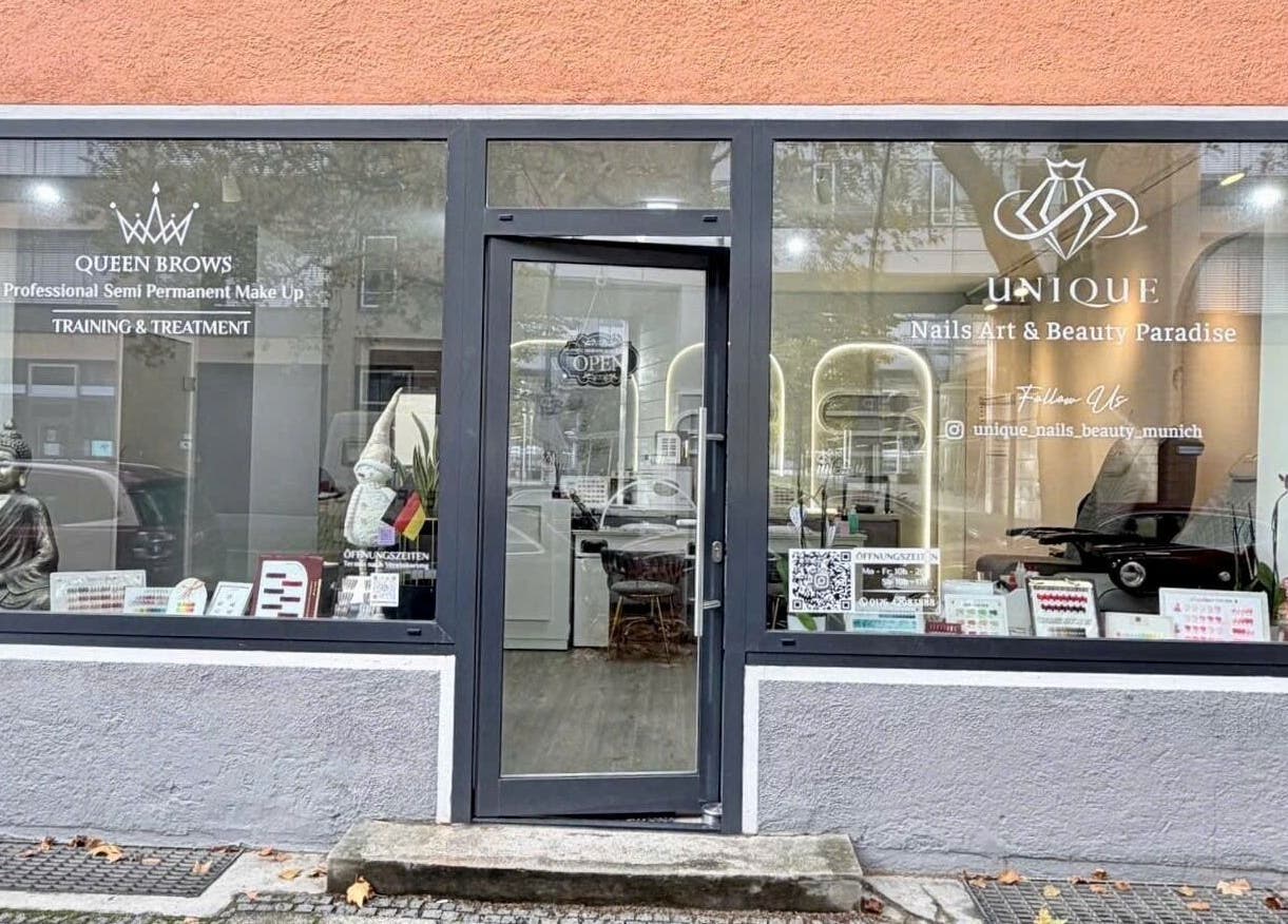 Mặt tiền Unique Nails München, địa chỉ: München, Bayern, DE, với kiến trúc hiện đại và bảng hiệu rõ ràng.