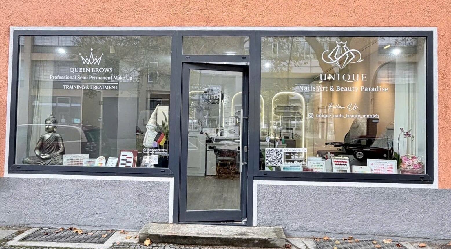 Mặt tiền Unique Nails München, địa chỉ: München, Bayern, DE, với kiến trúc hiện đại và bảng hiệu rõ ràng.