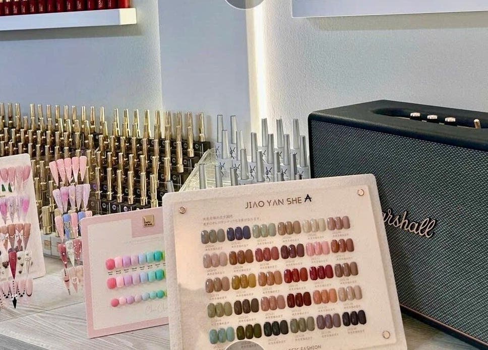 Bảng màu móng tay tại Unique Nails München, München, Bayern, DE, trưng bày đa dạng sắc màu.