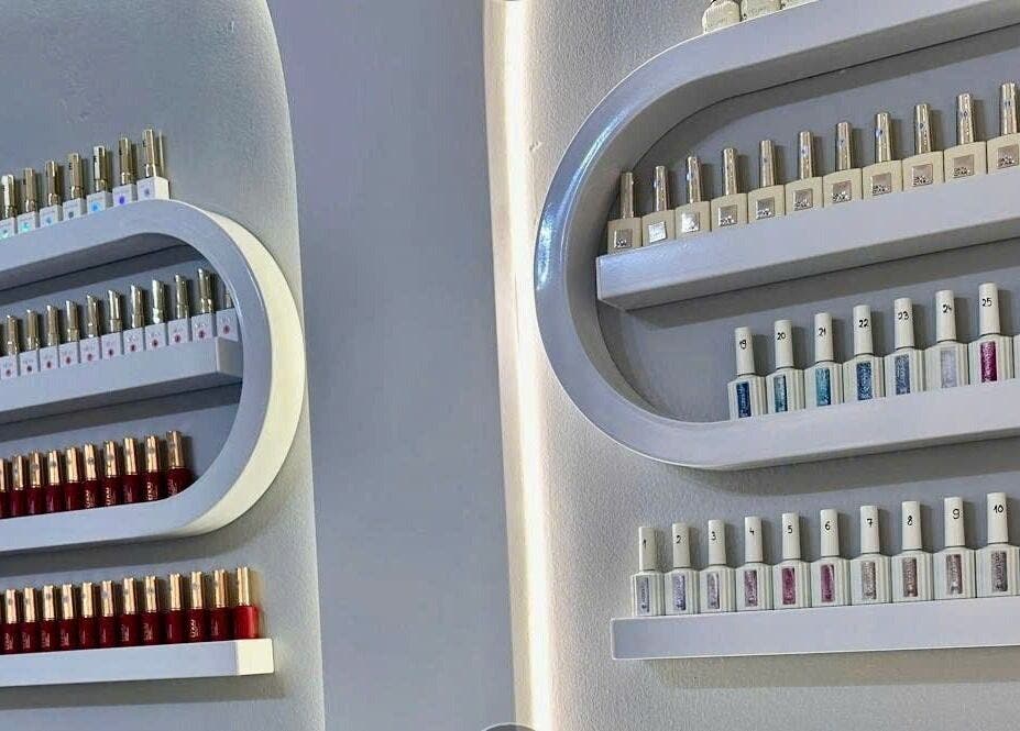 Kệ sơn móng tại Unique Nails München, München, Bayern, DE, trưng bày đa dạng màu sắc.