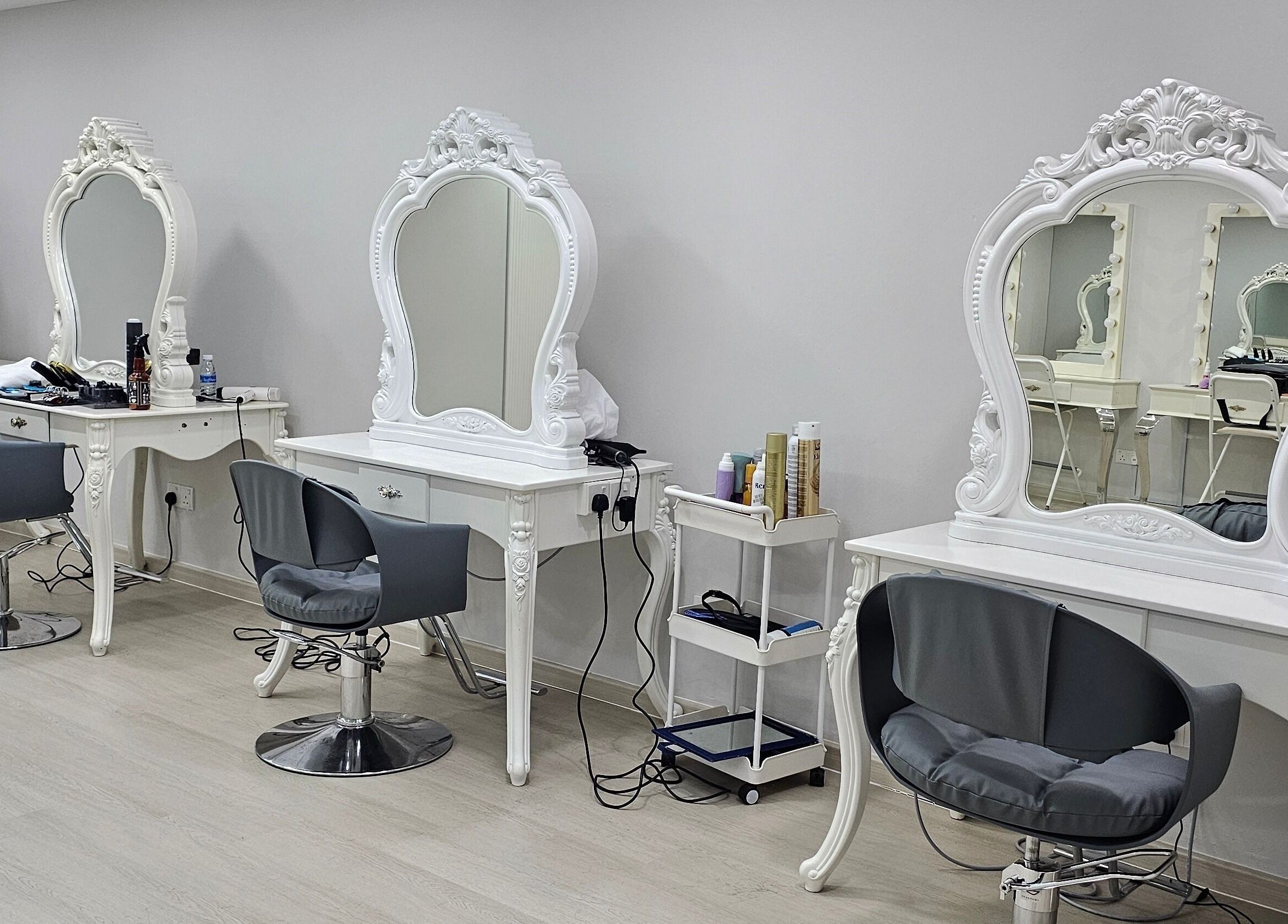 Chic styling stations at Monve Hair Design in Cheras, Wilayah Persekutuan Kuala Lumpur, MY.