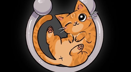 Ilustración de un gato naranja abrazando un aro en Juliet Piercer & Tattoo, Málaga, Andalucía, ES.