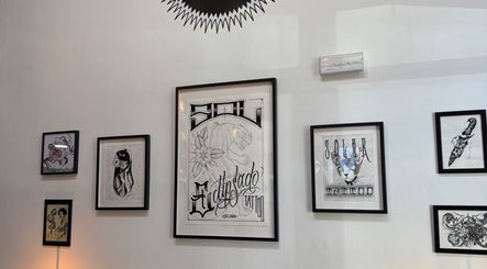 Decoración artística en Juliet Piercer & Tattoo, Málaga, Andalucía, ES, mostrando diseños únicos de tatuajes.