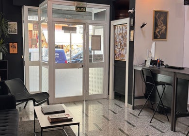 Recepción moderna en Juliet Piercer & Tattoo, Málaga, Andalucía, ES, con diseño elegante y acogedor.