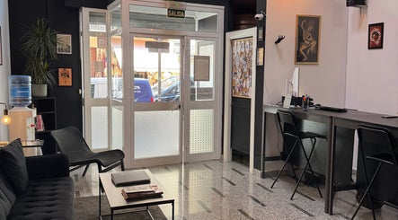 Recepción moderna en Juliet Piercer & Tattoo, Málaga, Andalucía, ES, con diseño elegante y acogedor.