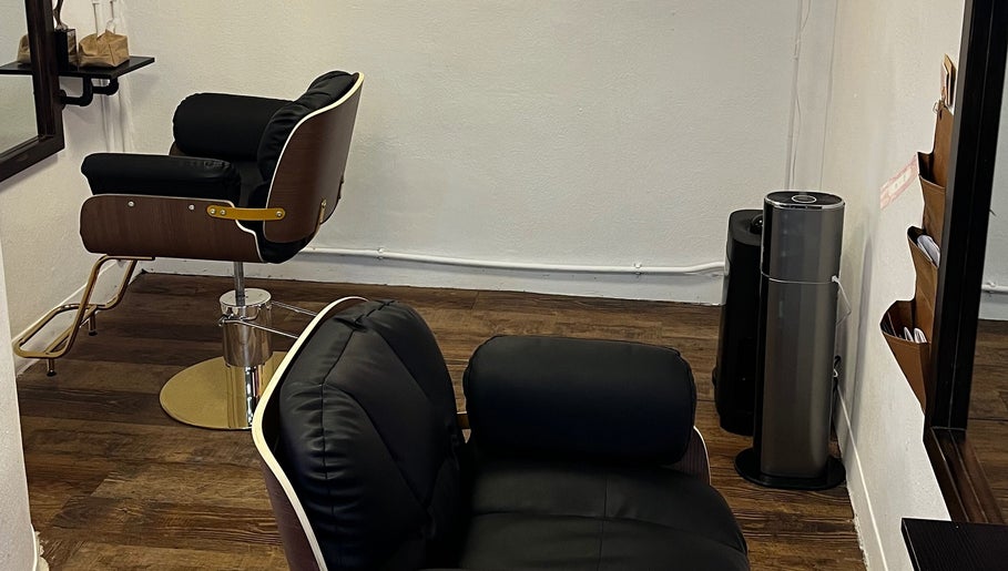 Hola Studio的時尚理髮椅，位於香港島, 香港島, HK，展現優雅氛圍。