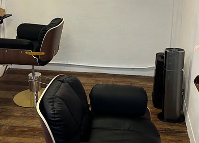Hola Studio的時尚理髮椅，位於香港島, 香港島, HK，展現優雅氛圍。